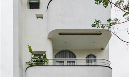Mẫu nhà phố hiện đại với tông màu sáng giúp làm nổi bật ngôi nhà